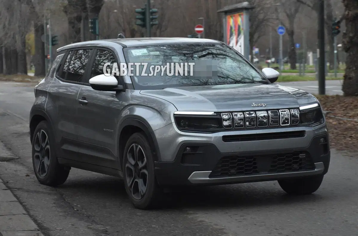 Cos&rsquo;ha disegnato la Jeep Avenger sulla griglia frontale? [Foto Spia]