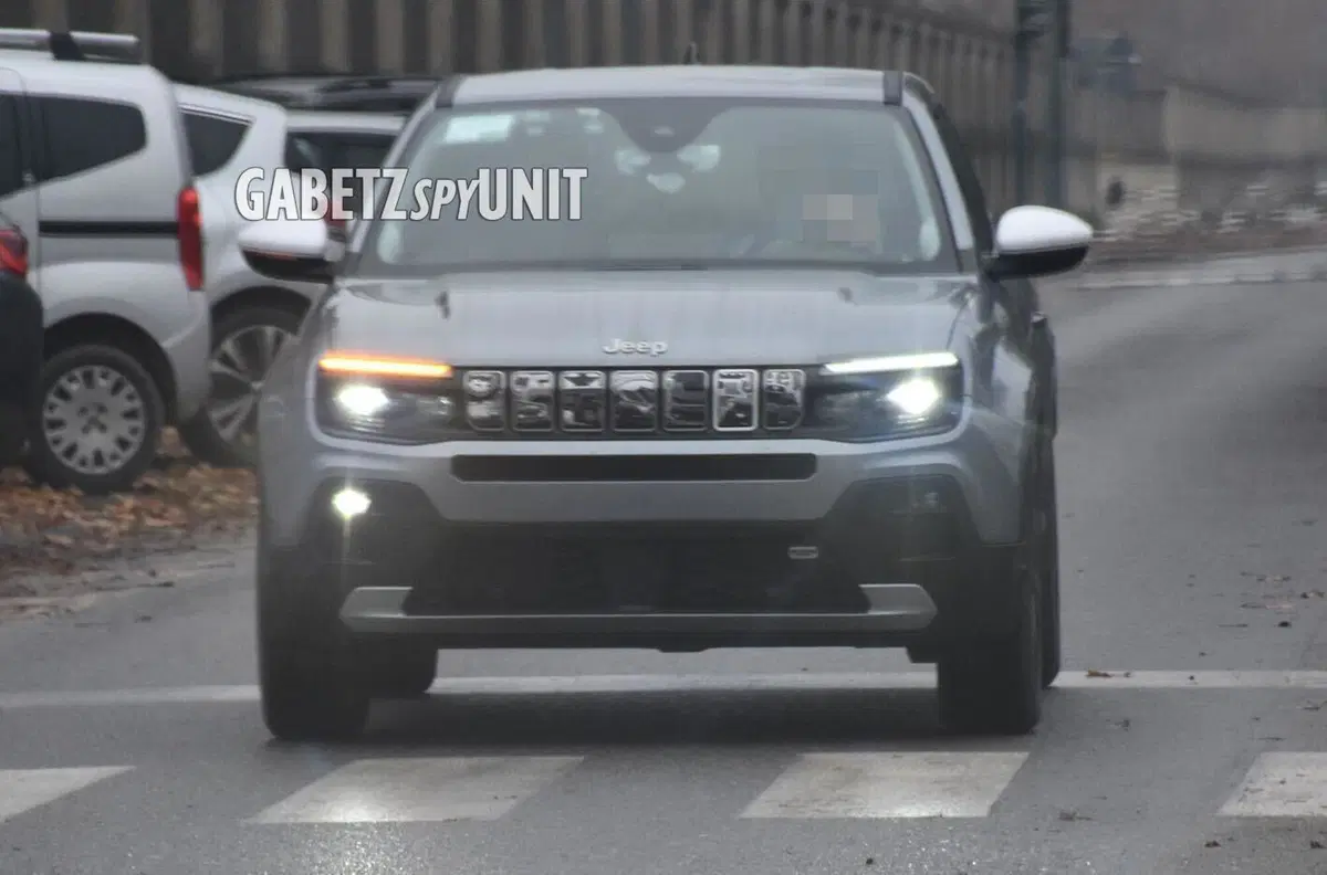 Cos’ha disegnato la Jeep Avenger sulla griglia frontale? [Foto Spia] (3)