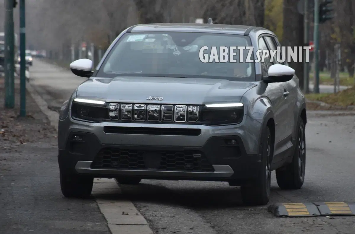 Cos’ha disegnato la Jeep Avenger sulla griglia frontale? [Foto Spia] (4)