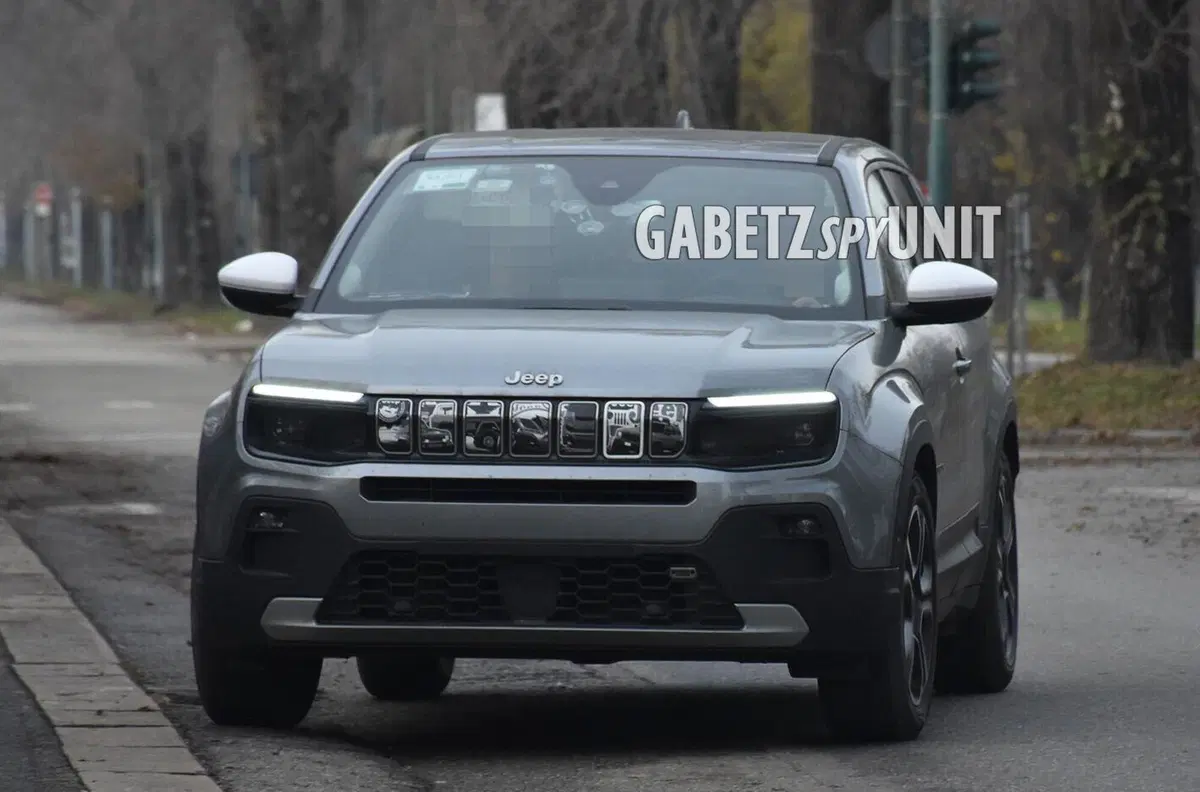 Cos’ha disegnato la Jeep Avenger sulla griglia frontale? [Foto Spia] (5)