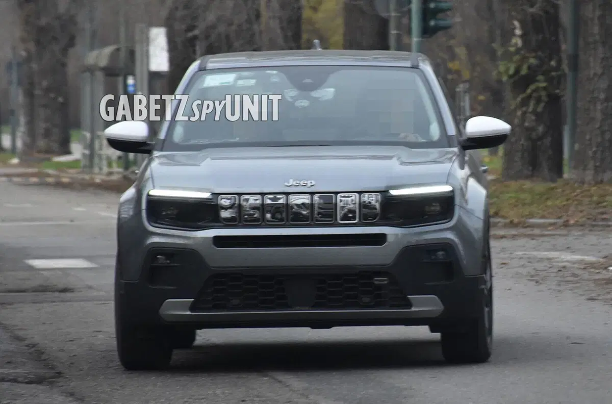 Cos’ha disegnato la Jeep Avenger sulla griglia frontale? [Foto Spia] (6)