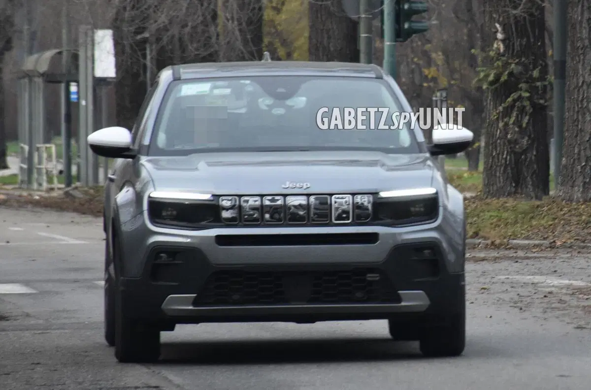 Cos’ha disegnato la Jeep Avenger sulla griglia frontale? [Foto Spia] (7)