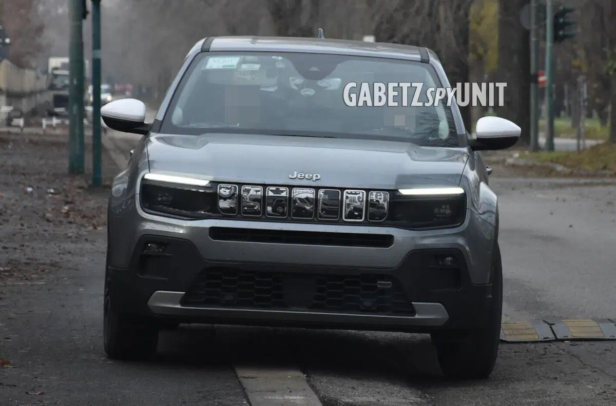 Cos’ha disegnato la Jeep Avenger sulla griglia frontale? [Foto Spia] (8)