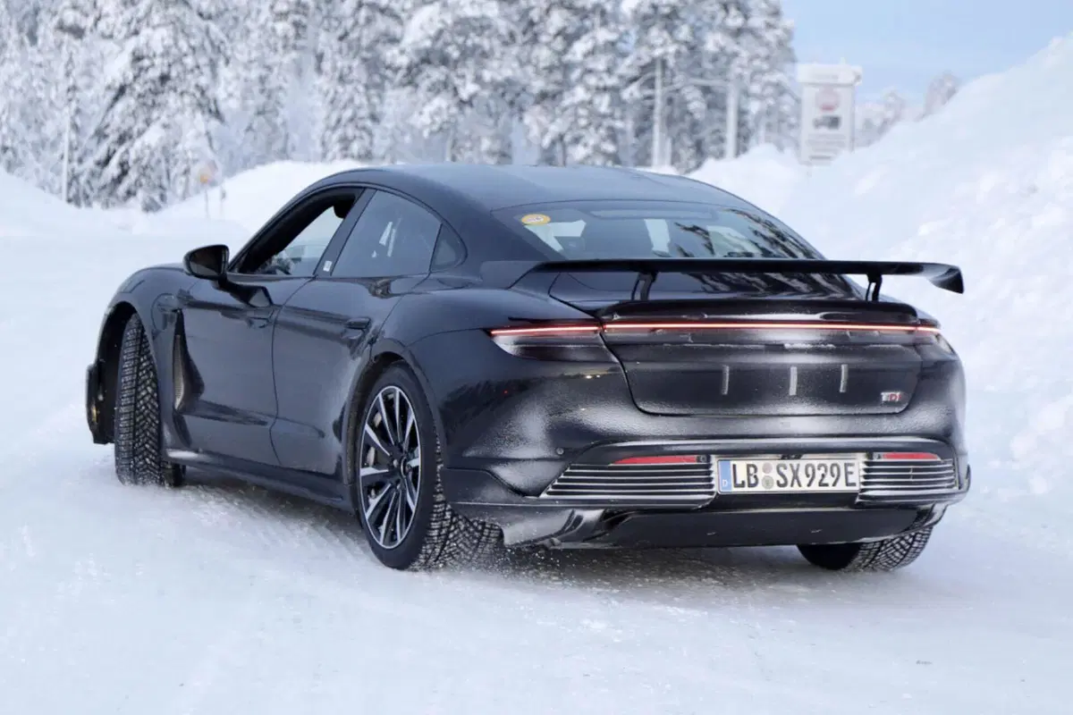 Porsche vuole battere Tesla con la nuova Taycan GT da 1.000 Cv [Foto Spia] (4)