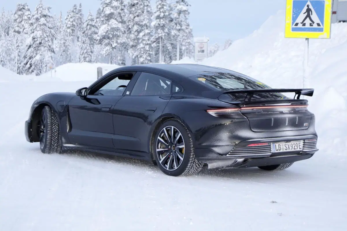 Porsche vuole battere Tesla con la nuova Taycan GT da 1.000 Cv [Foto Spia] (9)