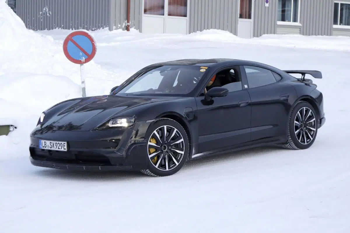 Porsche vuole battere Tesla con la nuova Taycan GT da 1.000 Cv [Foto Spia] (10)
