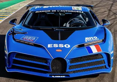 Bugatti Centodieci con i colori della EB 110 del 1994 che corse a Le Mans
