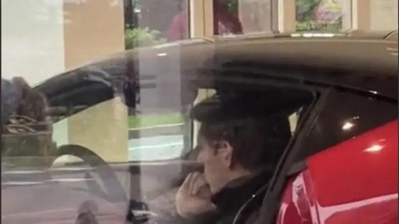 F1. Max Verstappen si compra (un'altra) Ferrari: shopping a Montecarlo [Video]