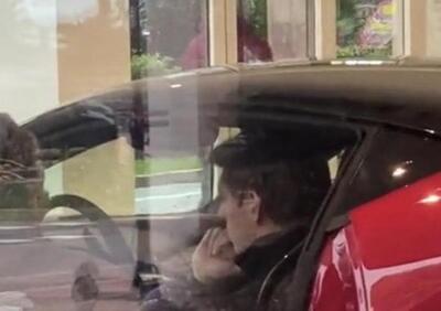 F1. Max Verstappen si compra (un'altra) Ferrari: shopping a Montecarlo [Video]