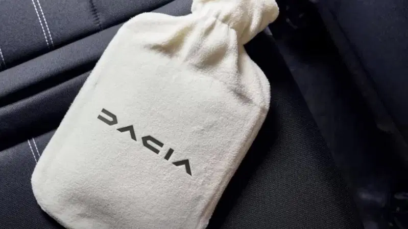 Borse per l'acqua calda al posto dei sedili riscaldati: Dacia prende in giro BMW 