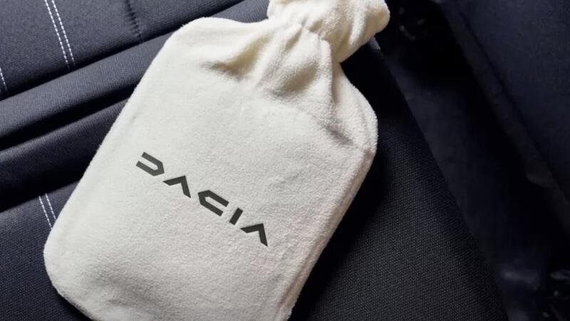 Borse per l&#039;acqua calda al posto dei sedili riscaldati: Dacia prende in giro BMW 