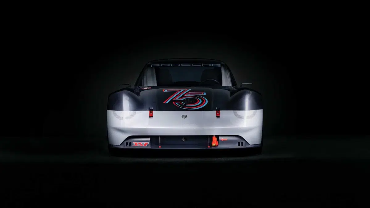 Porsche compie 75 anni: rinasce la 356 (con i cavalli della 718 GT4 RS) (16)