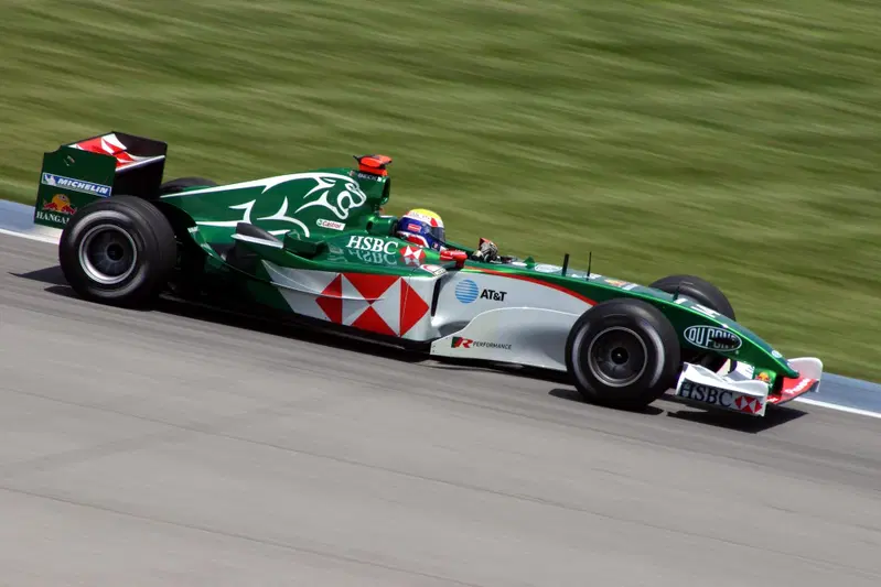 La Jaguar R5 del 2004, l'ultima prima dell'acquisto del team da parte della Red Bull