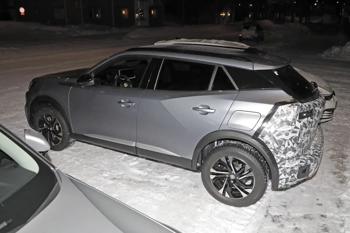 Peugeot 2008 ed e-2008: nel 2023 arriva l’ibrido e anche più batteria [Foto Spia] (2)