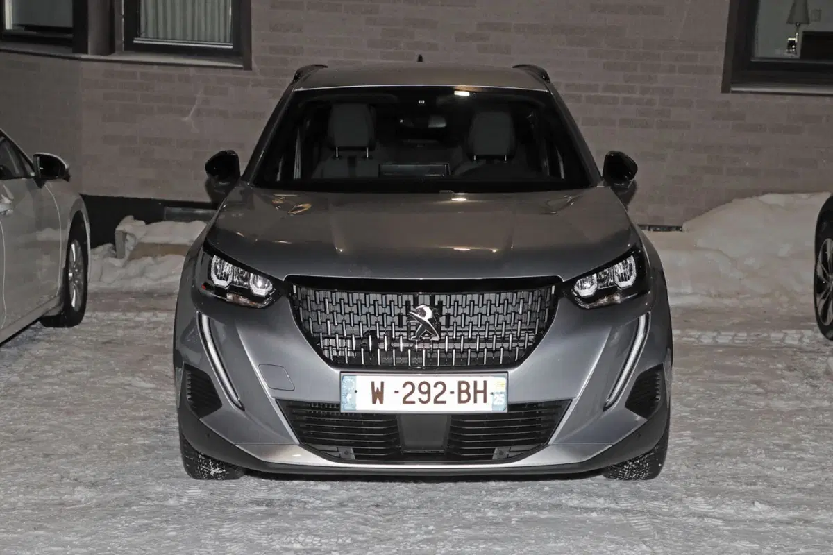 Peugeot 2008 ed e-2008: nel 2023 arriva l’ibrido e anche più batteria [Foto Spia] (3)