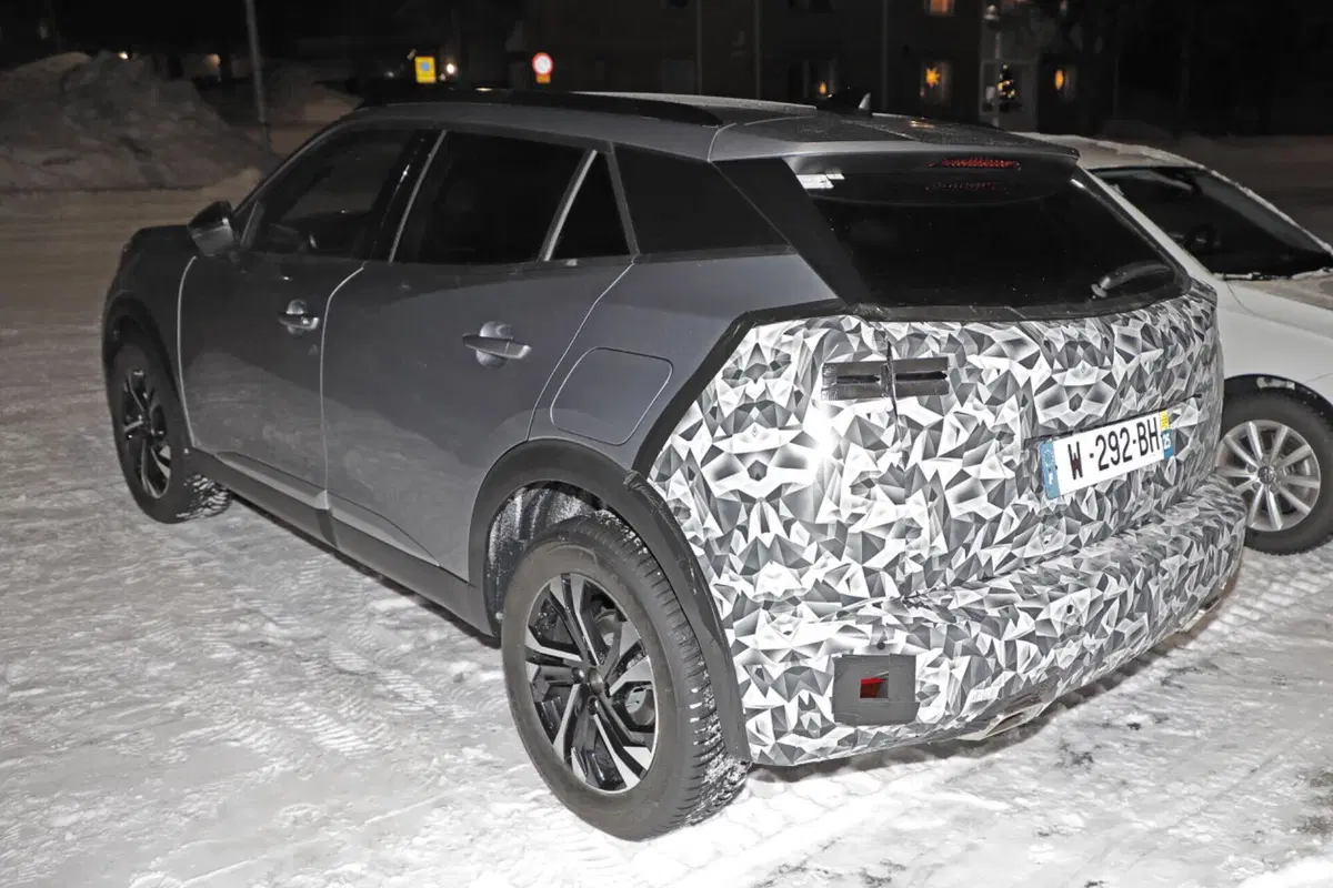Peugeot 2008 ed e-2008: nel 2023 arriva l’ibrido e anche più batteria [Foto Spia] (4)