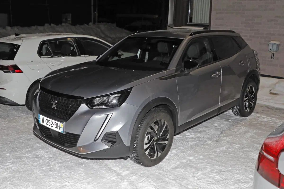 Peugeot 2008 ed e-2008: nel 2023 arriva l’ibrido e anche più batteria [Foto Spia] (5)