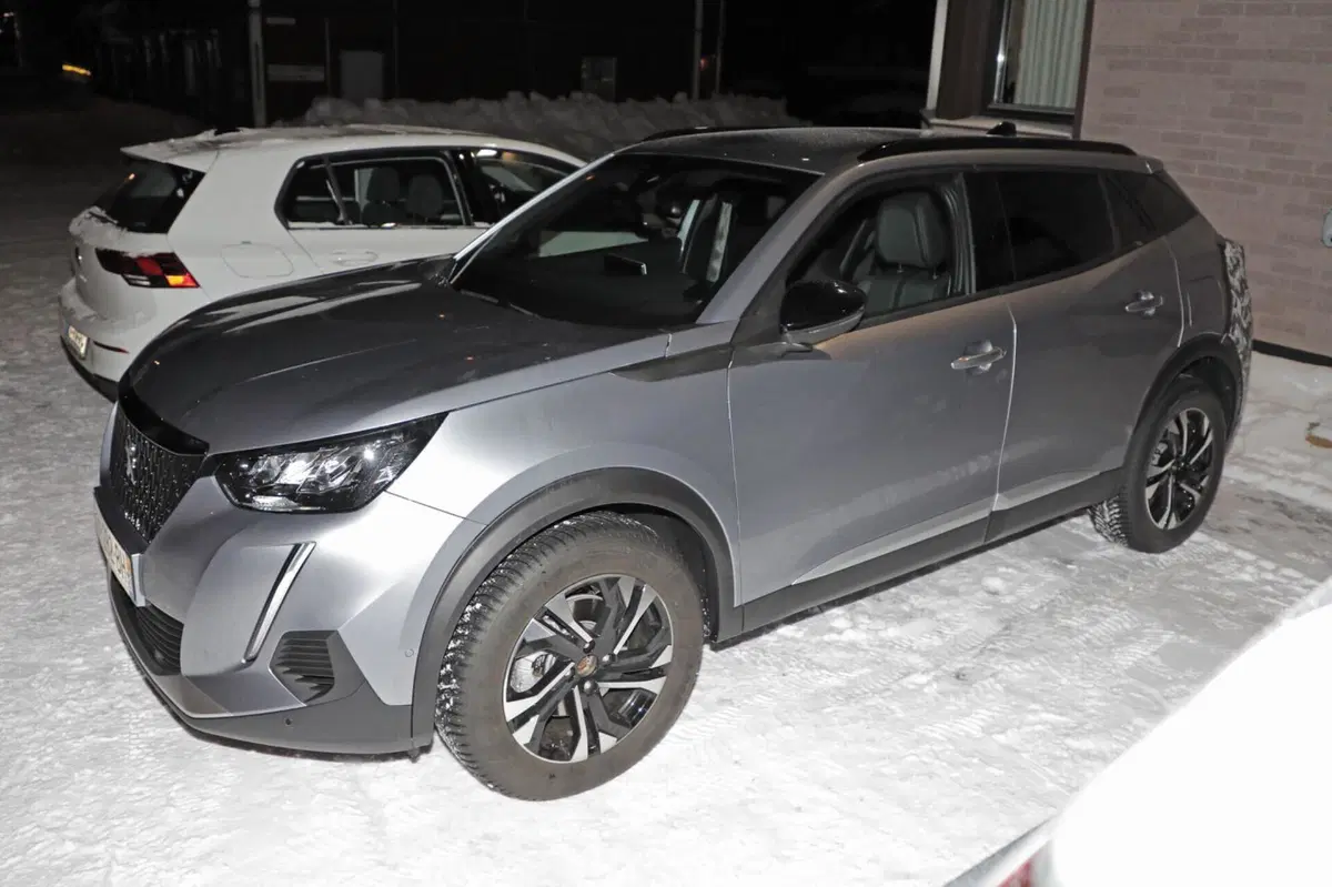 Peugeot 2008 ed e-2008: nel 2023 arriva l’ibrido e anche più batteria [Foto Spia] (6)