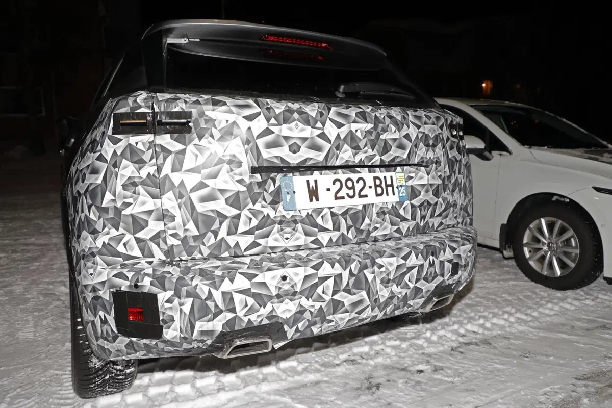 Peugeot 2008 ed e-2008: nel 2023 arriva l’ibrido e anche più batteria [Foto Spia] (8)