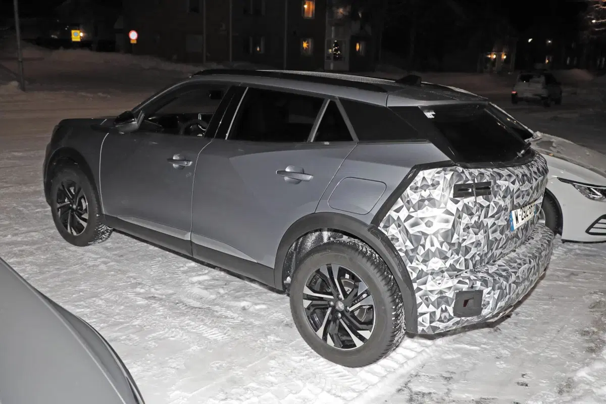 Peugeot 2008 ed e-2008: nel 2023 arriva l’ibrido e anche più batteria [Foto Spia] (7)