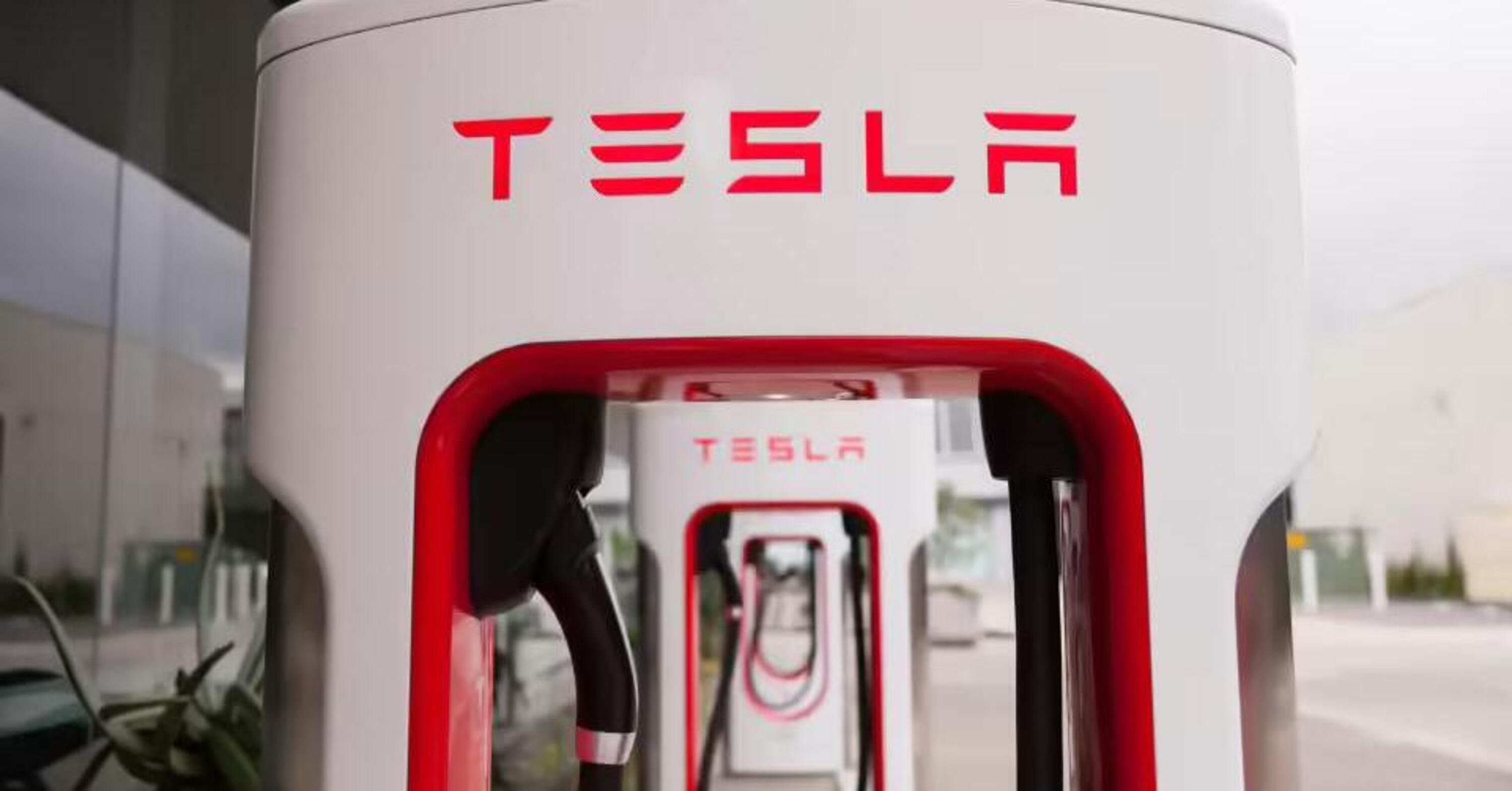I supercharger Tesla aprono a tutti (secondo step nel mondo)