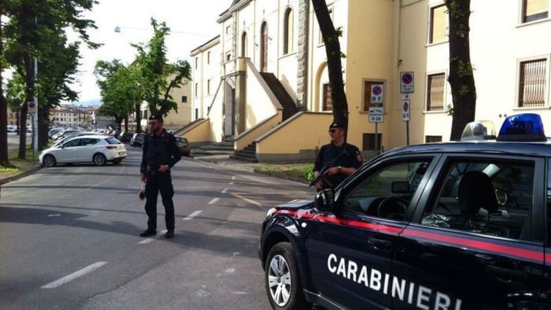 Investe un carabiniere per scappare in moto, dal posto di blocco