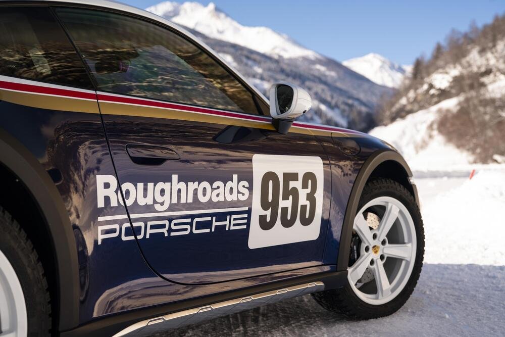Porsche 911 Dakar, la prova in Austria su asfalto e ghiaccio