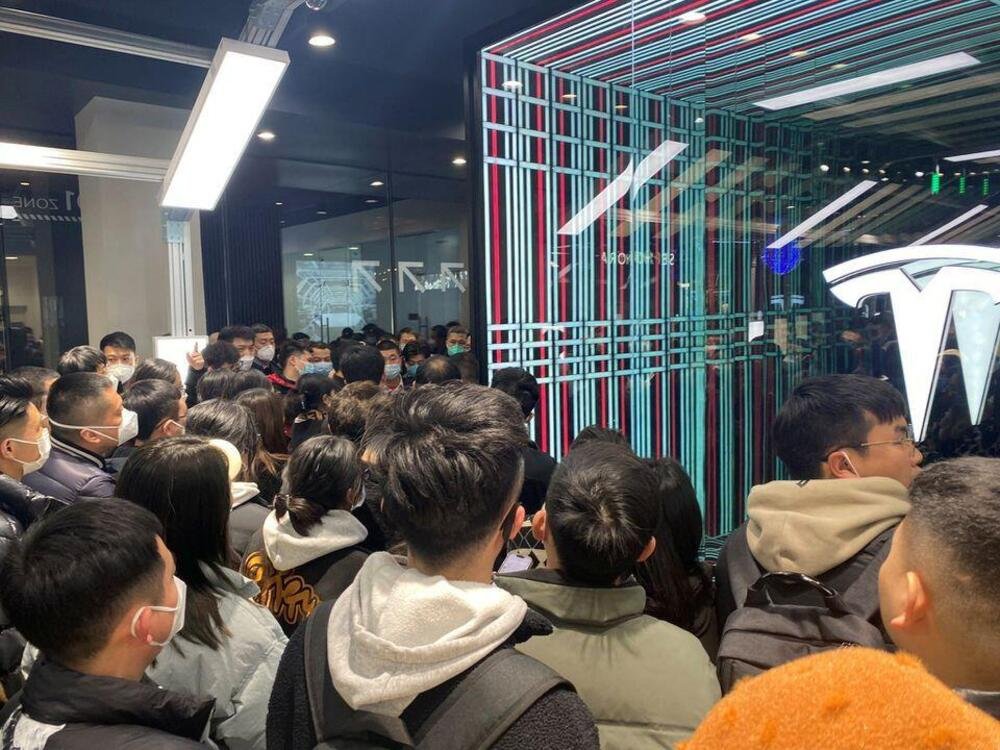 Un gruppo di persone protesta in uno showroom Tesla a Chengdu, nello Sichuan (Cina/Reuters)