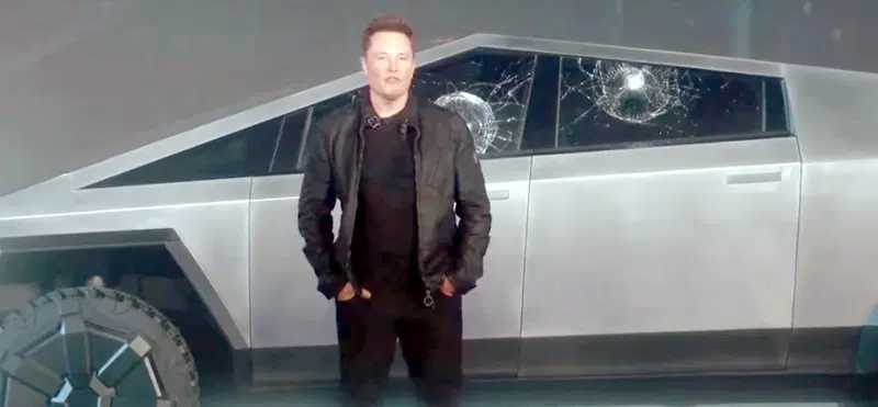 Elon Musk al lancio del Cybertruck nel 2019, quando ruppe i vetri "antiproiettile" con una biglia metallica