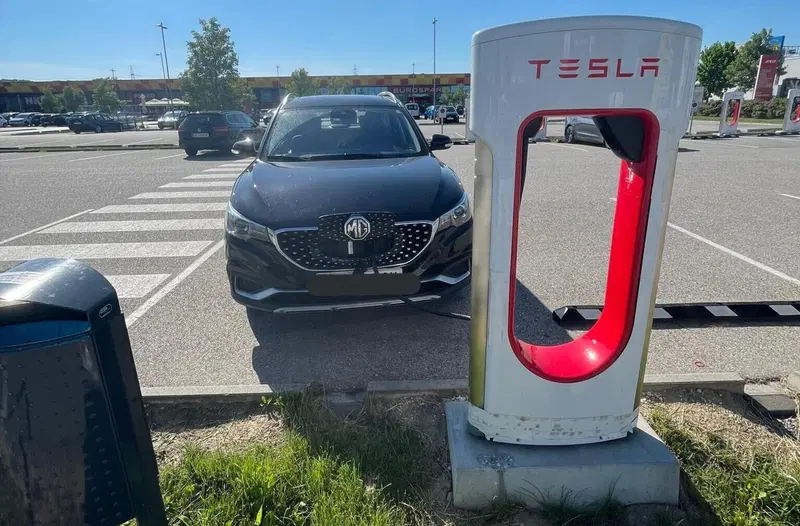 Una MG elettrica in ricarica presso un Supercharger. Le tariffe per i "non-owners" sono molto alte