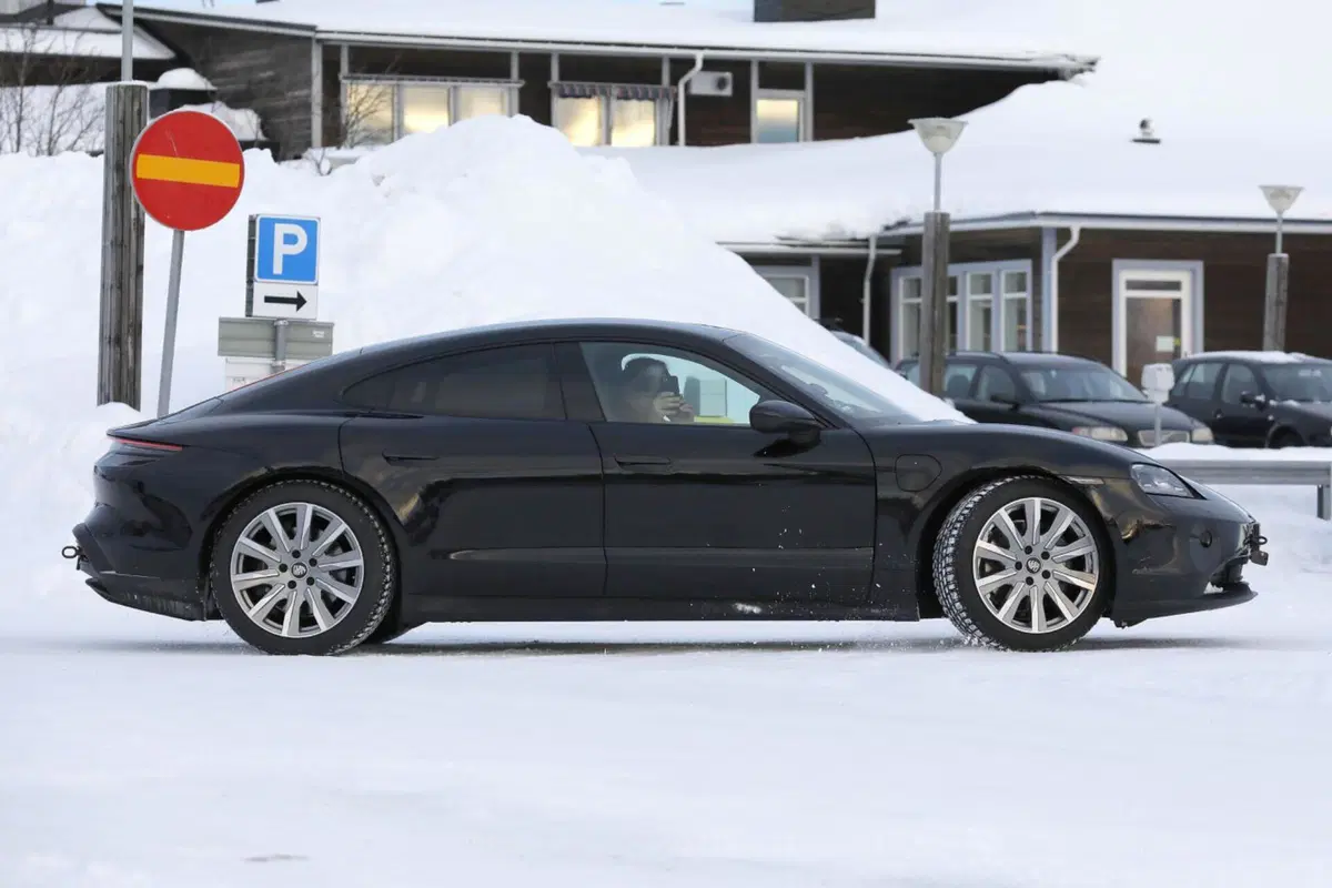 Porsche Taycan, ecco le foto spia del nuovo Facelift (2)