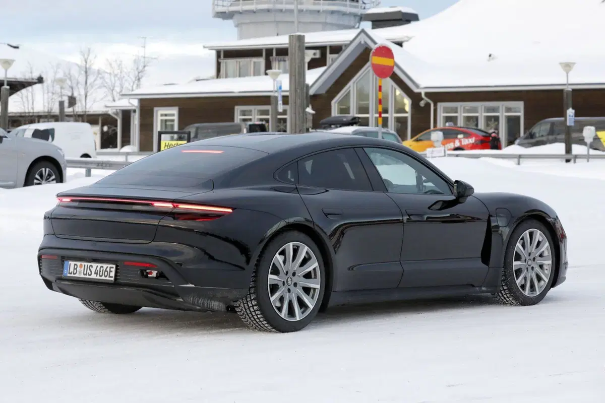 Porsche Taycan, ecco le foto spia del nuovo Facelift (3)