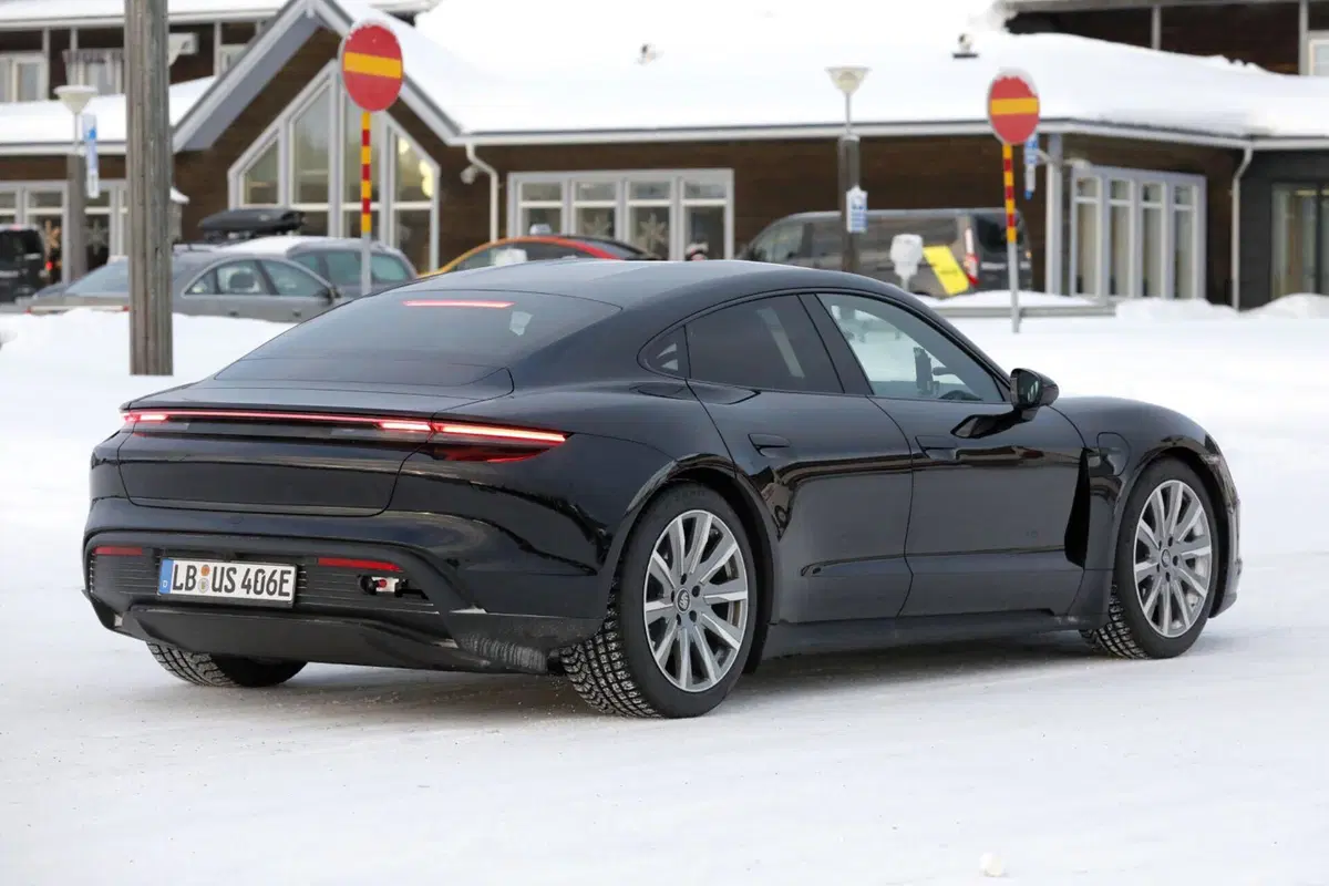 Porsche Taycan, ecco le foto spia del nuovo Facelift (4)