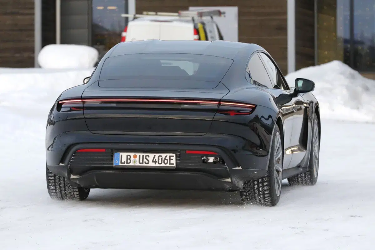 Porsche Taycan, ecco le foto spia del nuovo Facelift (5)