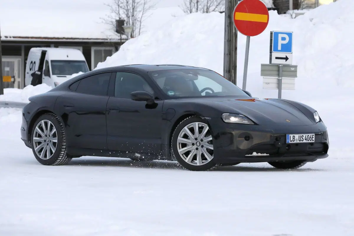 Porsche Taycan, ecco le foto spia del nuovo Facelift (6)
