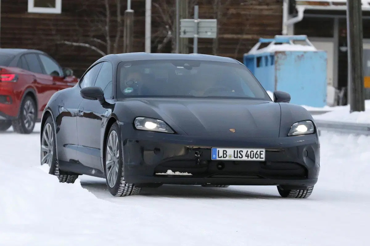 Porsche Taycan, ecco le foto spia del nuovo Facelift (7)