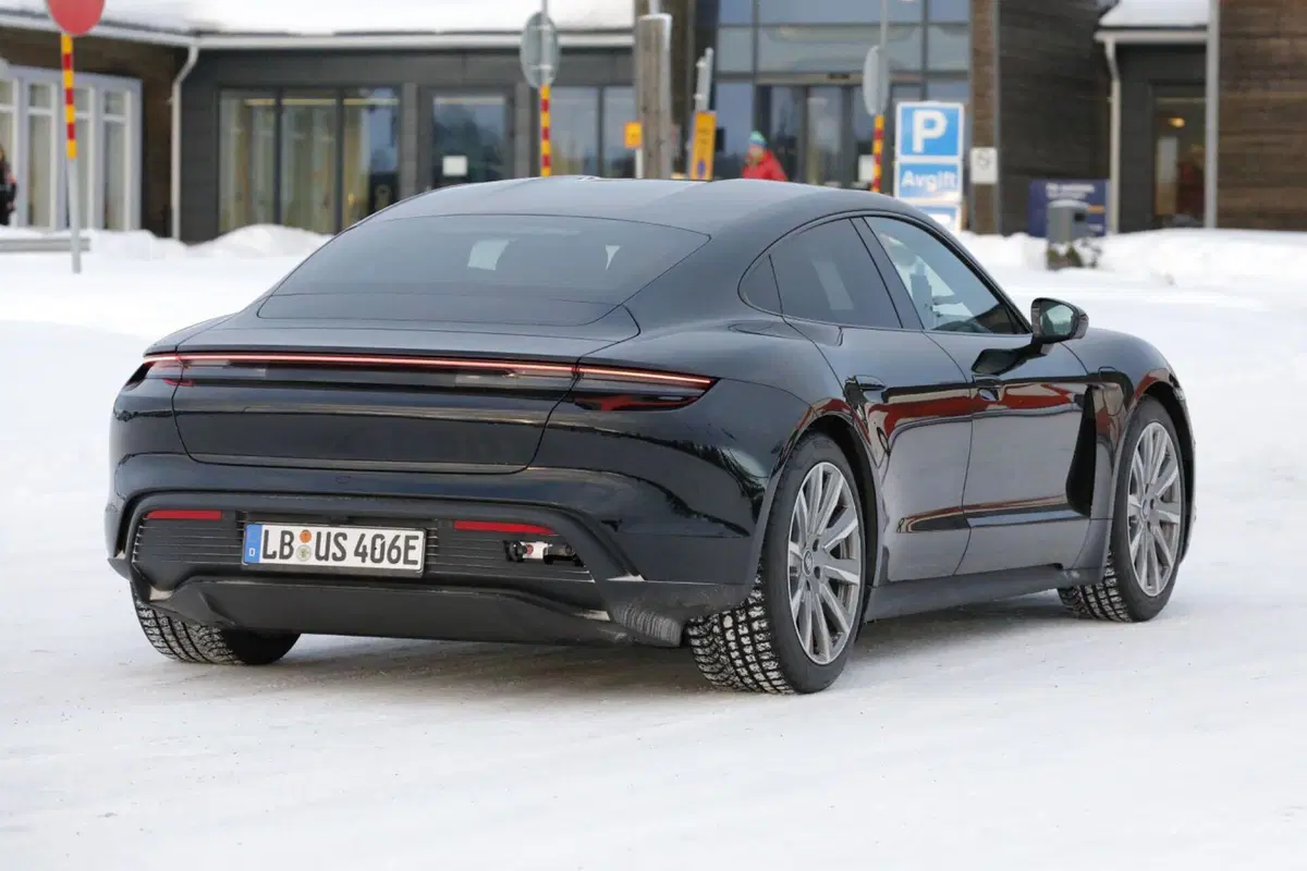 Porsche Taycan, ecco le foto spia del nuovo Facelift (8)