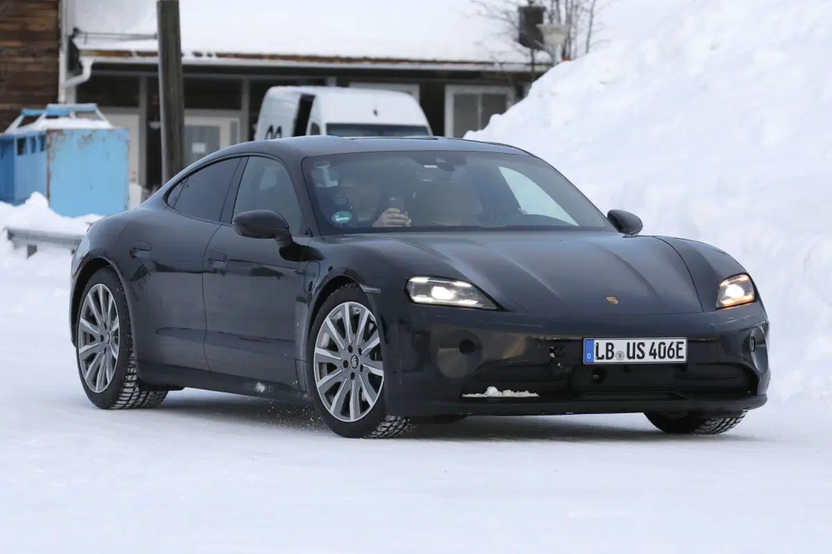 Porsche Taycan, ecco le foto spia del nuovo Facelift (9)