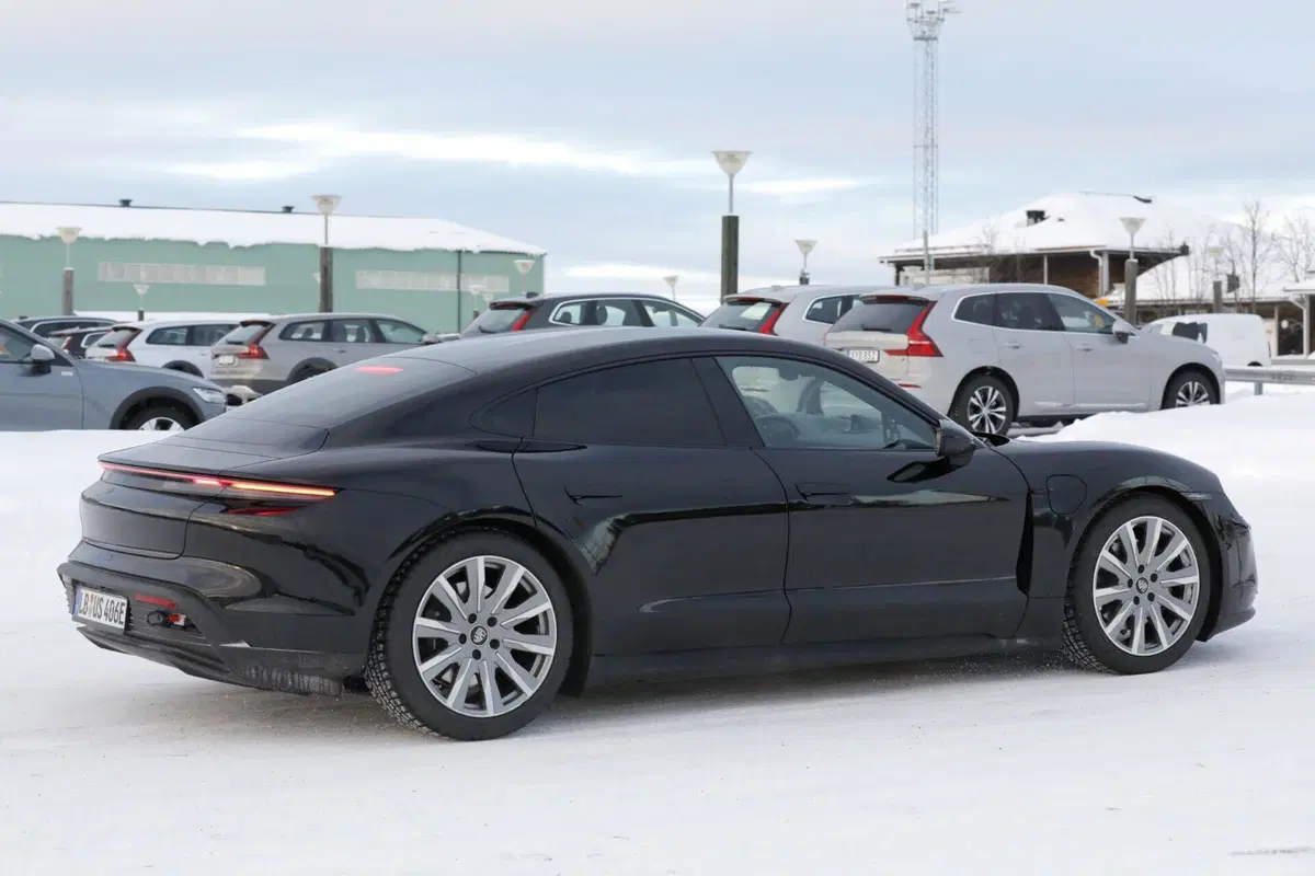 Porsche Taycan, ecco le foto spia del nuovo Facelift (11)