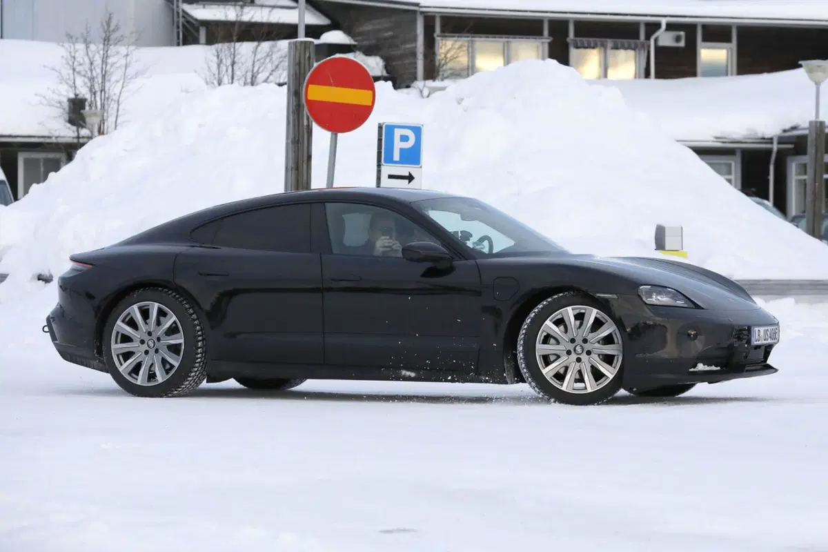 Porsche Taycan, ecco le foto spia del nuovo Facelift (10)