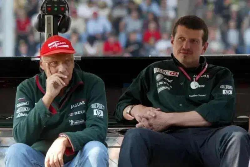 S&igrave;, insieme a Niki Lauda in Jaguar c'era anche G&uuml;nther Steiner