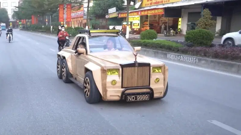 Un po' "legnosa" da guidare la Rolls Royce a sei ruote [VIDEO]