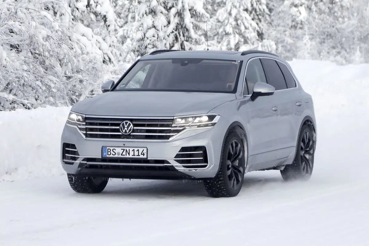Volkswagen Touareg 2023, il diesel si sposa con l’elettrificazione [Foto Spia]