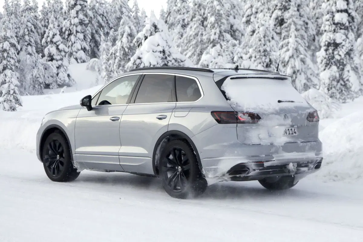 Volkswagen Touareg 2023, il diesel si sposa con l’elettrificazione [Foto Spia] (2)