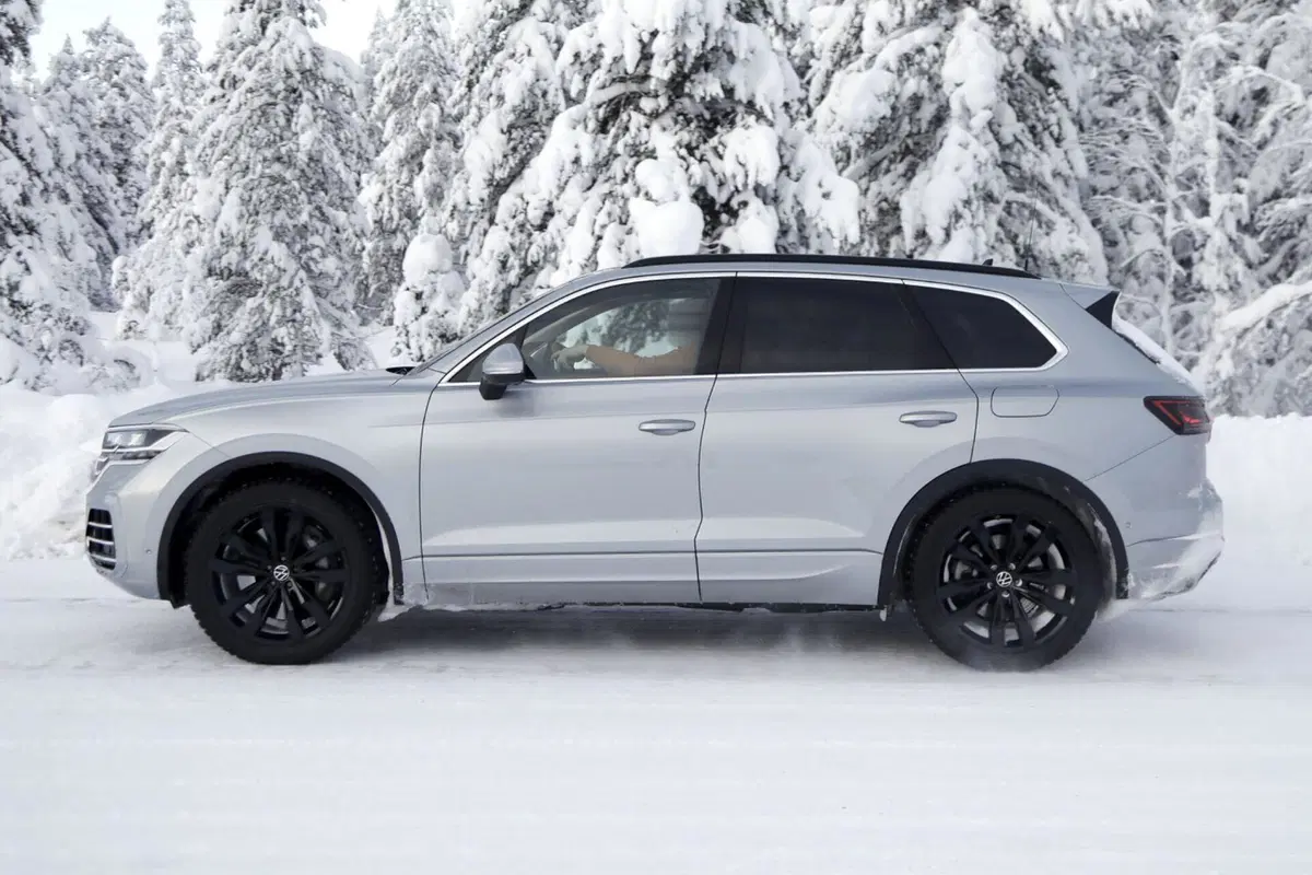 Volkswagen Touareg 2023, il diesel si sposa con l’elettrificazione [Foto Spia] (4)