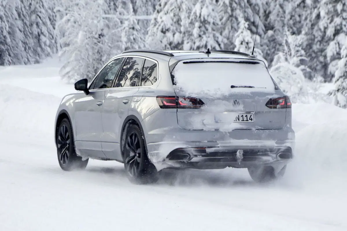 Volkswagen Touareg 2023, il diesel si sposa con l’elettrificazione [Foto Spia] (3)
