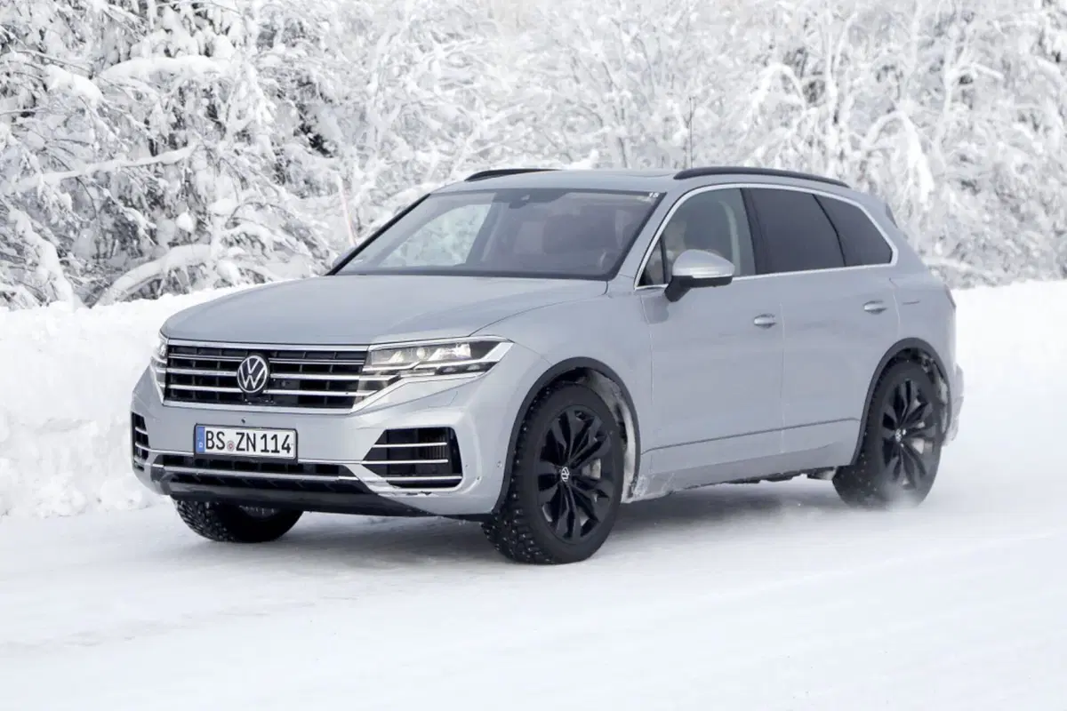 Volkswagen Touareg 2023, il diesel si sposa con l’elettrificazione [Foto Spia] (5)