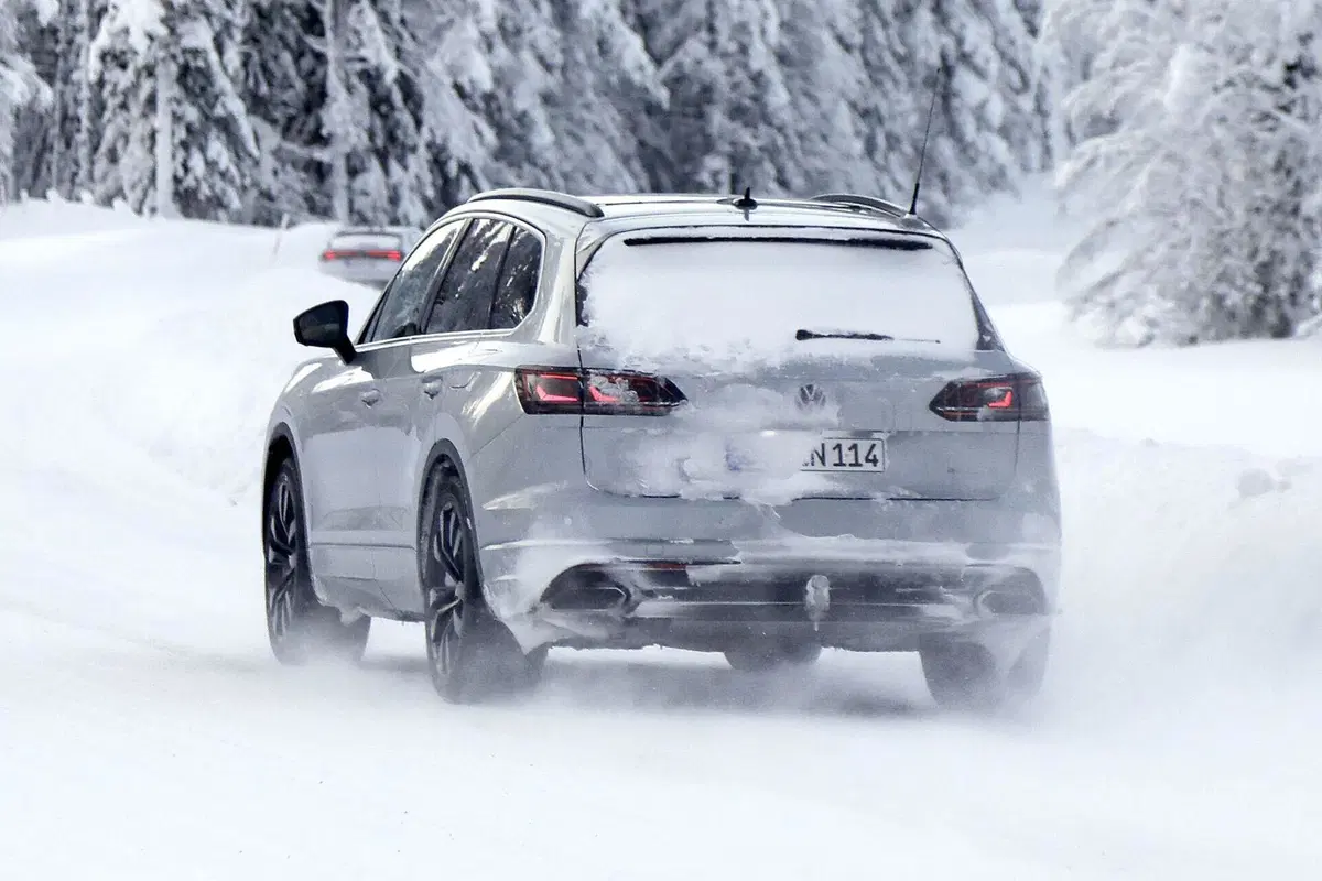 Volkswagen Touareg 2023, il diesel si sposa con l’elettrificazione [Foto Spia] (6)
