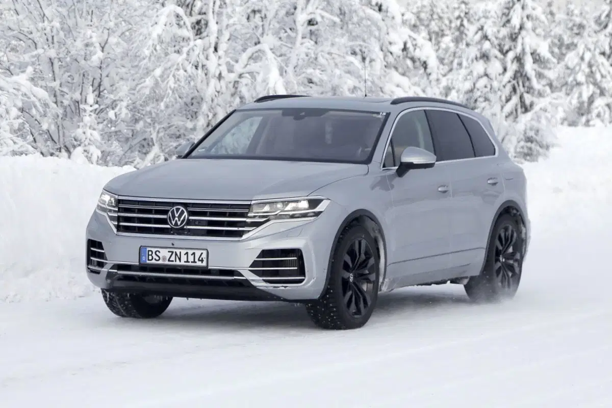 Volkswagen Touareg 2023, il diesel si sposa con l’elettrificazione [Foto Spia] (7)
