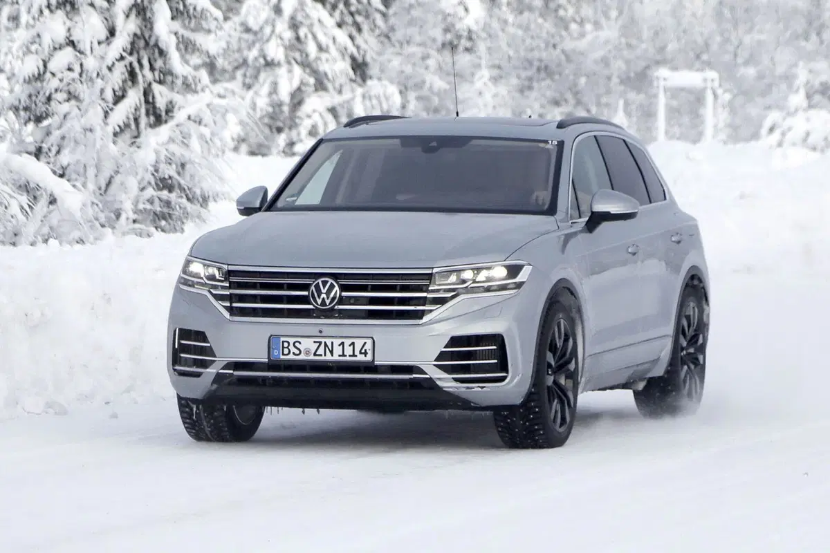 Volkswagen Touareg 2023, il diesel si sposa con l’elettrificazione [Foto Spia] (8)